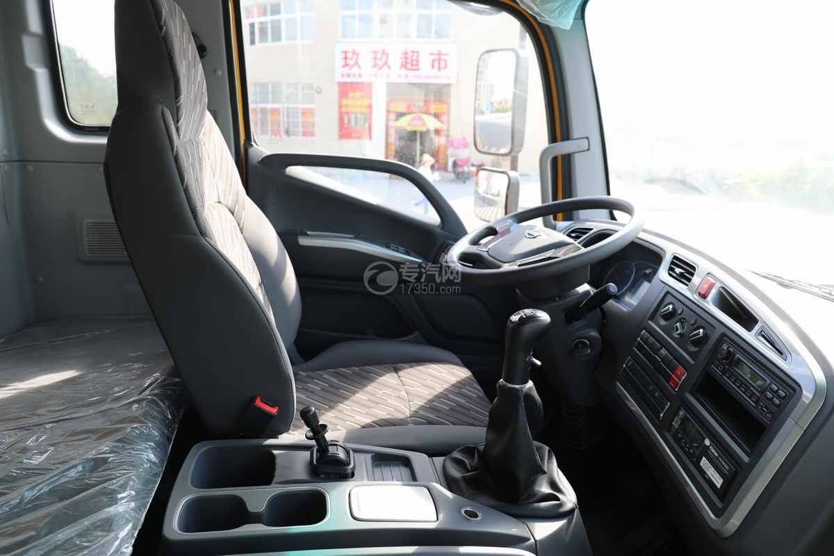 福田领航电力安全工器具移动检测车驾驶室内部图