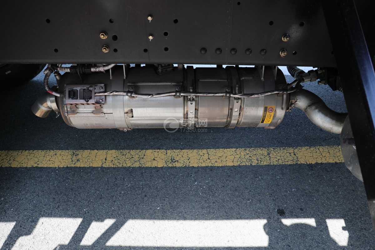 湖北大运F6提升桥抓斗式垃圾车排气管