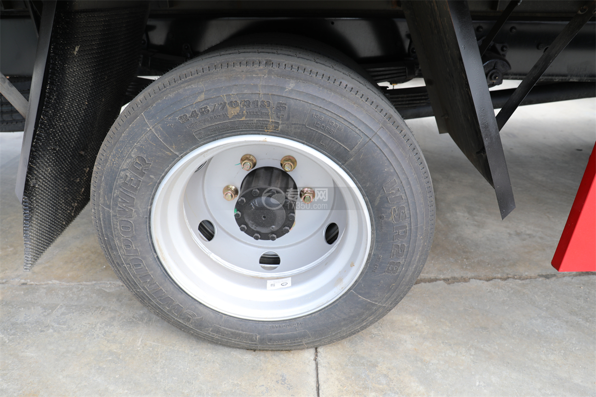 解放J6F国六5.2米杂项危险物品厢式运输车轮胎