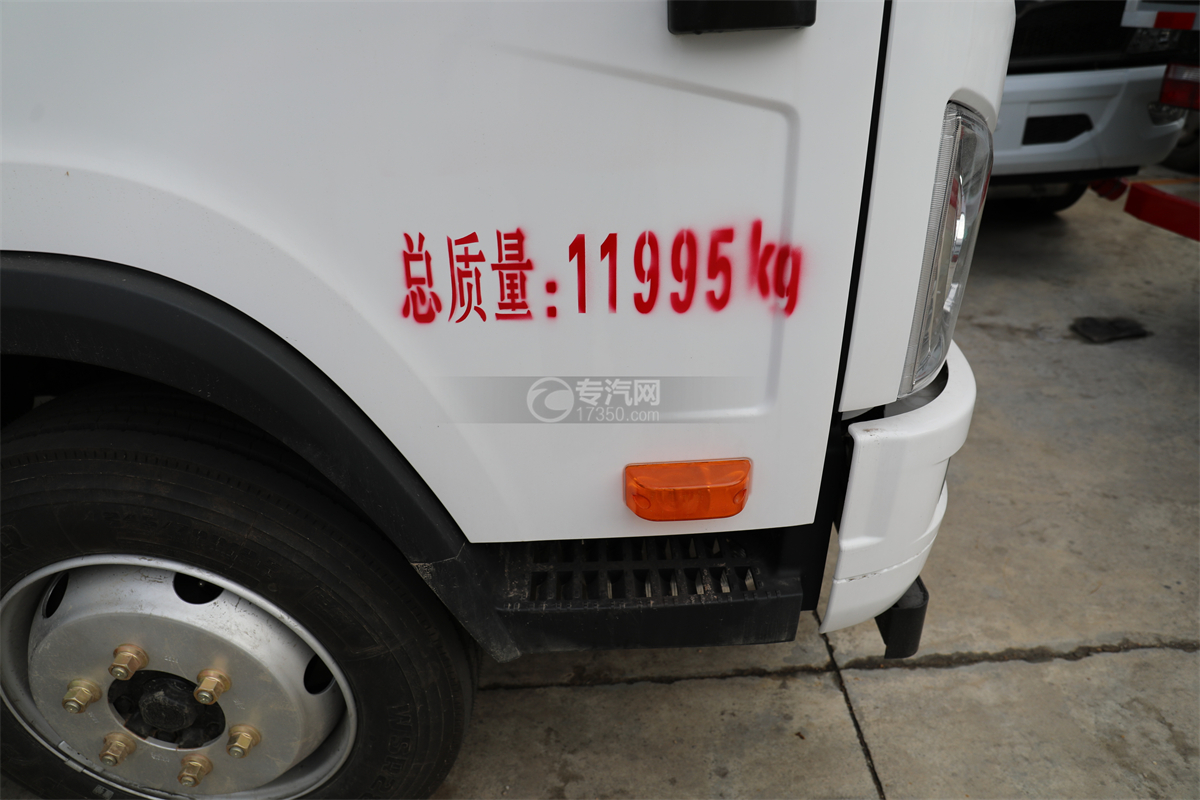 解放J6F国六5.2米杂项危险物品厢式运输车门标识