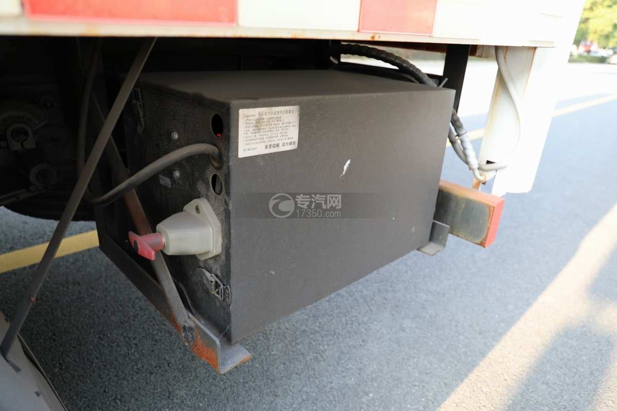 大运奥普力A3单排桶装垃圾运输车气动箱