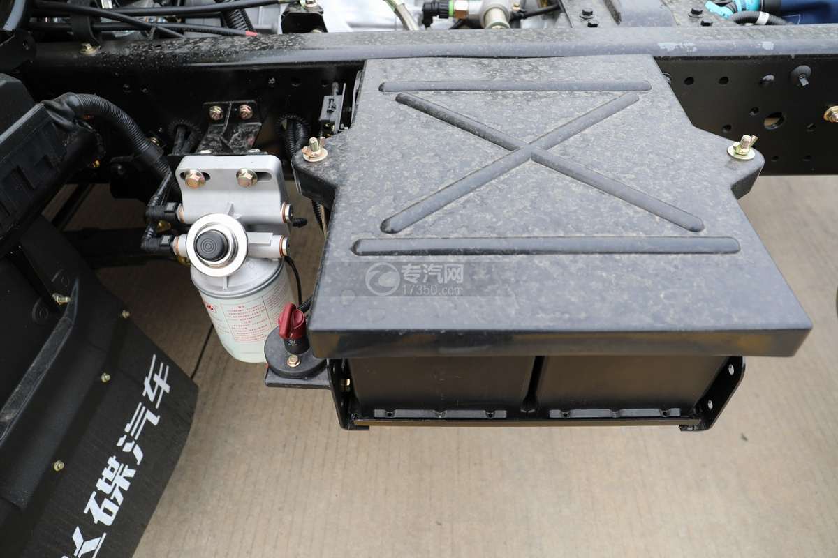奥驰X2国六压缩式垃圾车蓄电池