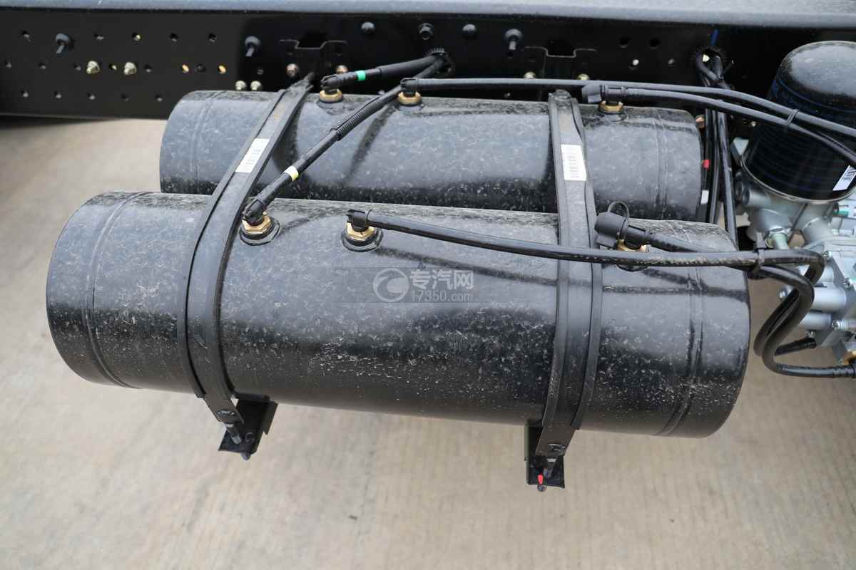 奥驰X2国六压缩式垃圾车储气罐