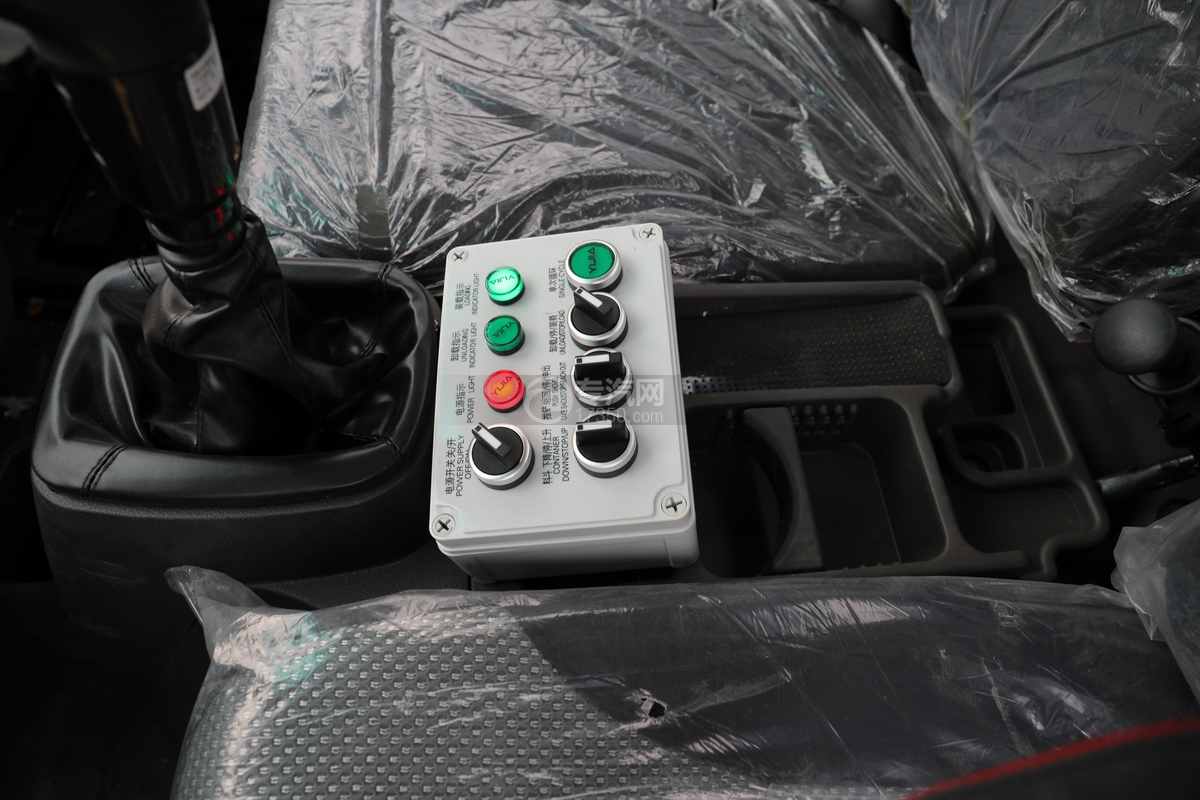 奥驰X2国六压缩式垃圾车室内控制器