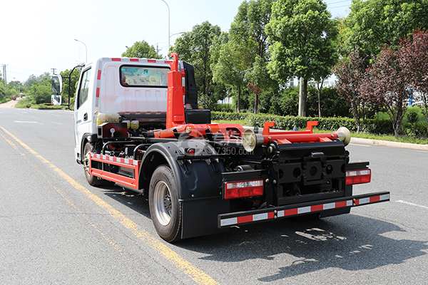 飛碟奧馳HX2油電混合勾臂垃圾車側(cè)后方圖