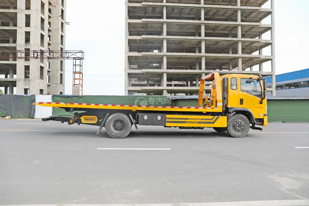 三環(huán)創(chuàng)客國六一拖二清障車側(cè)面圖