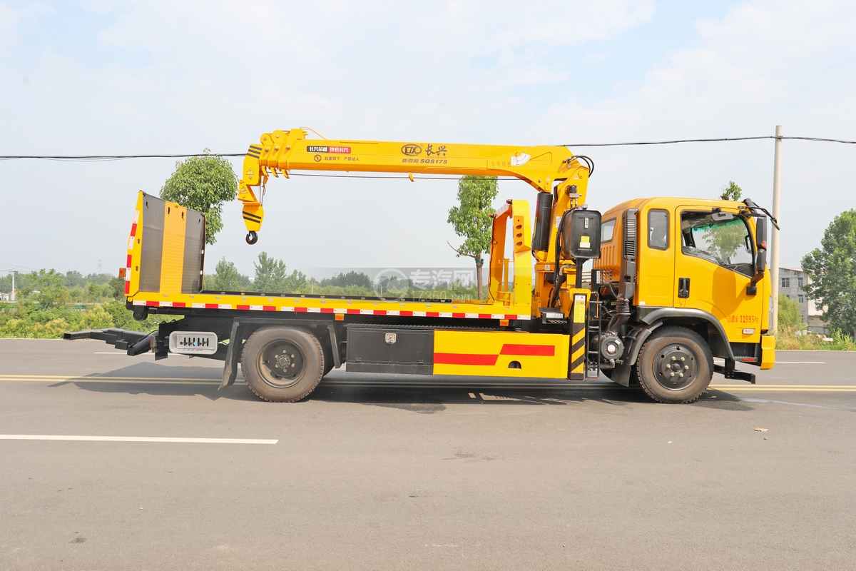 三環(huán)十通創(chuàng)客一拖二帶吊清障車側面圖