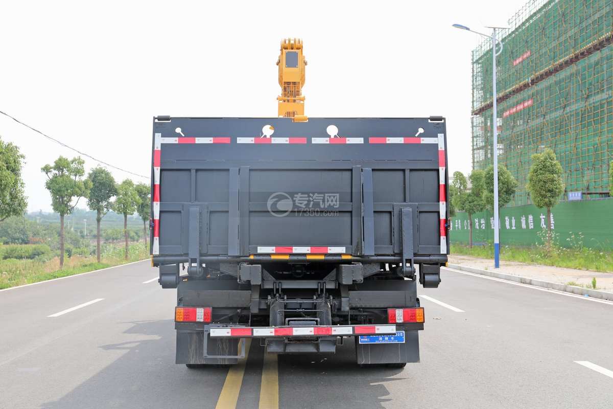 三環(huán)十通創(chuàng)客一拖二帶吊清障車正后方圖