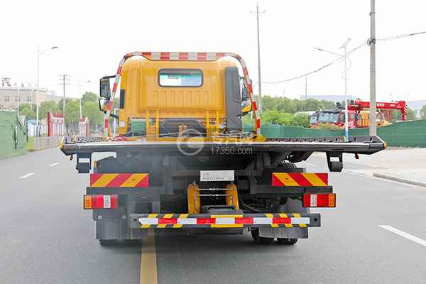 三環(huán)創(chuàng)客國六一拖二清障車正后方圖