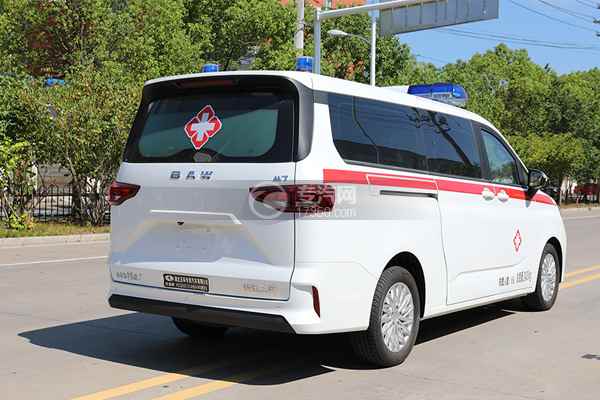 北汽王牌M7救護(hù)車側(cè)后方圖