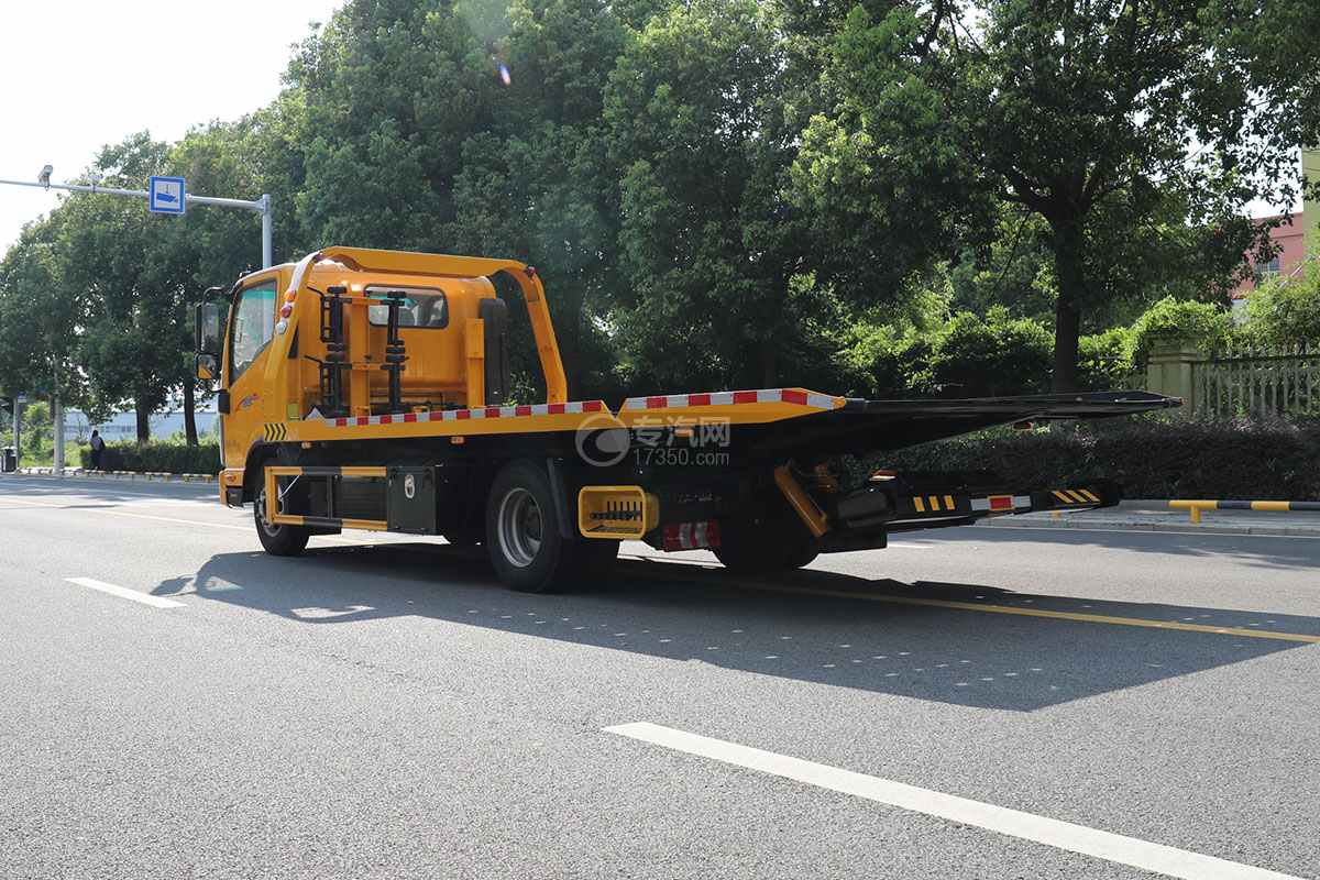 江淮傲運(yùn)雙燃料清障車側(cè)后方圖