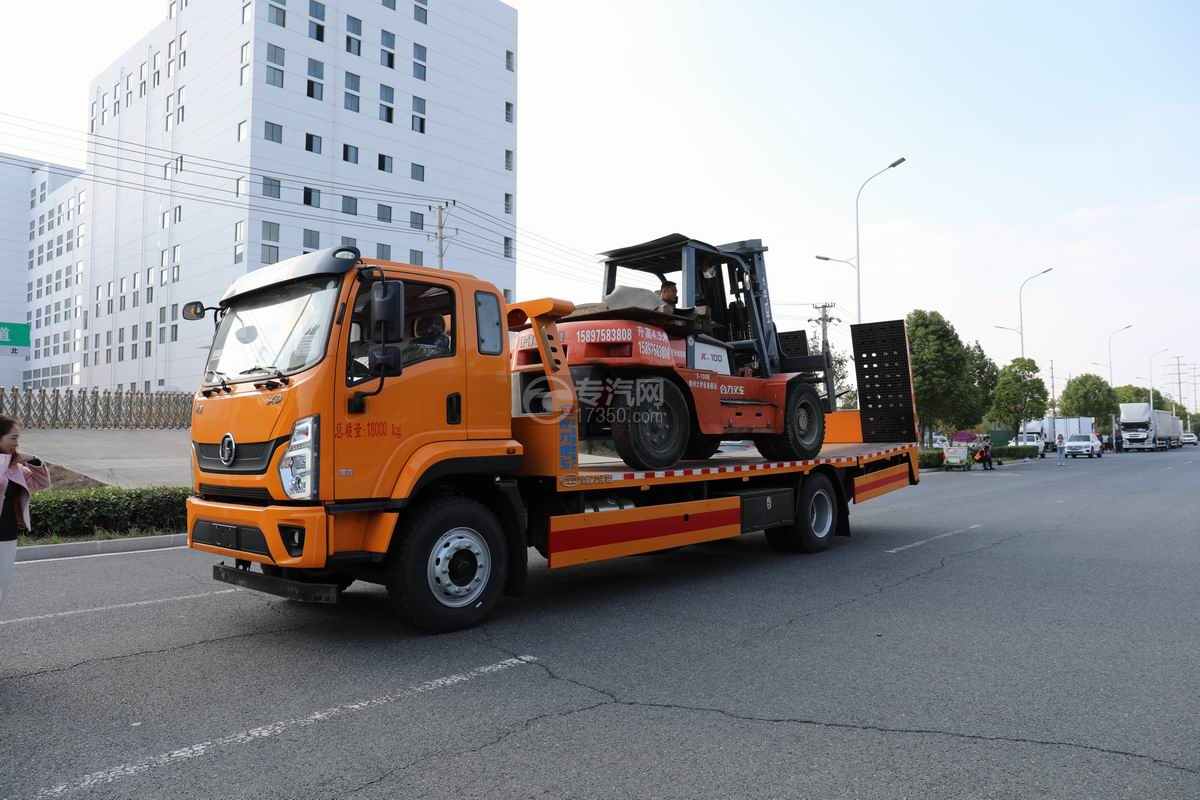 陜汽軒德X9挖機(jī)板清障車工作圖