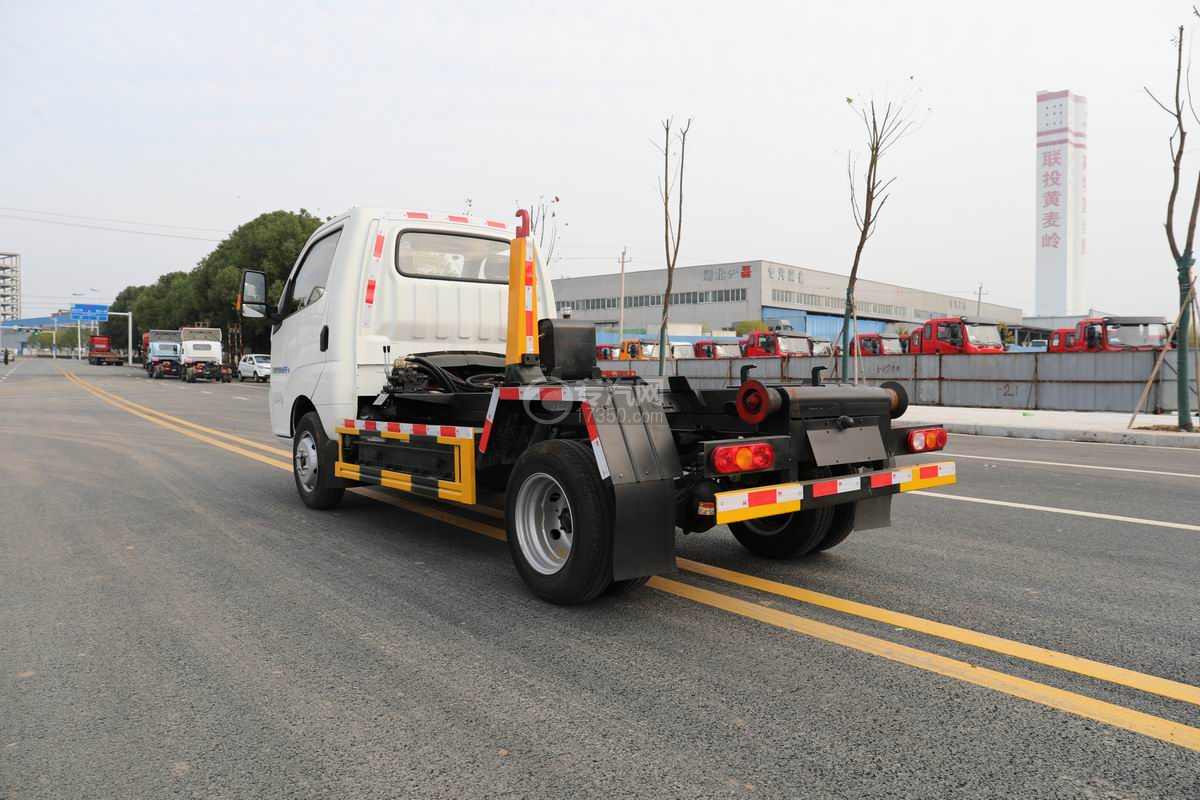 飛碟締途EF3純電動車廂可卸式垃圾車側(cè)后方圖