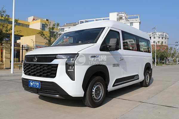 中國重汽先鋒官V宿營車左前45度圖