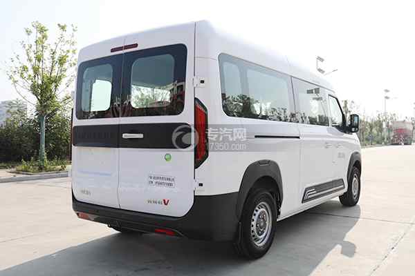 中國重汽先鋒官V宿營車側(cè)后方圖