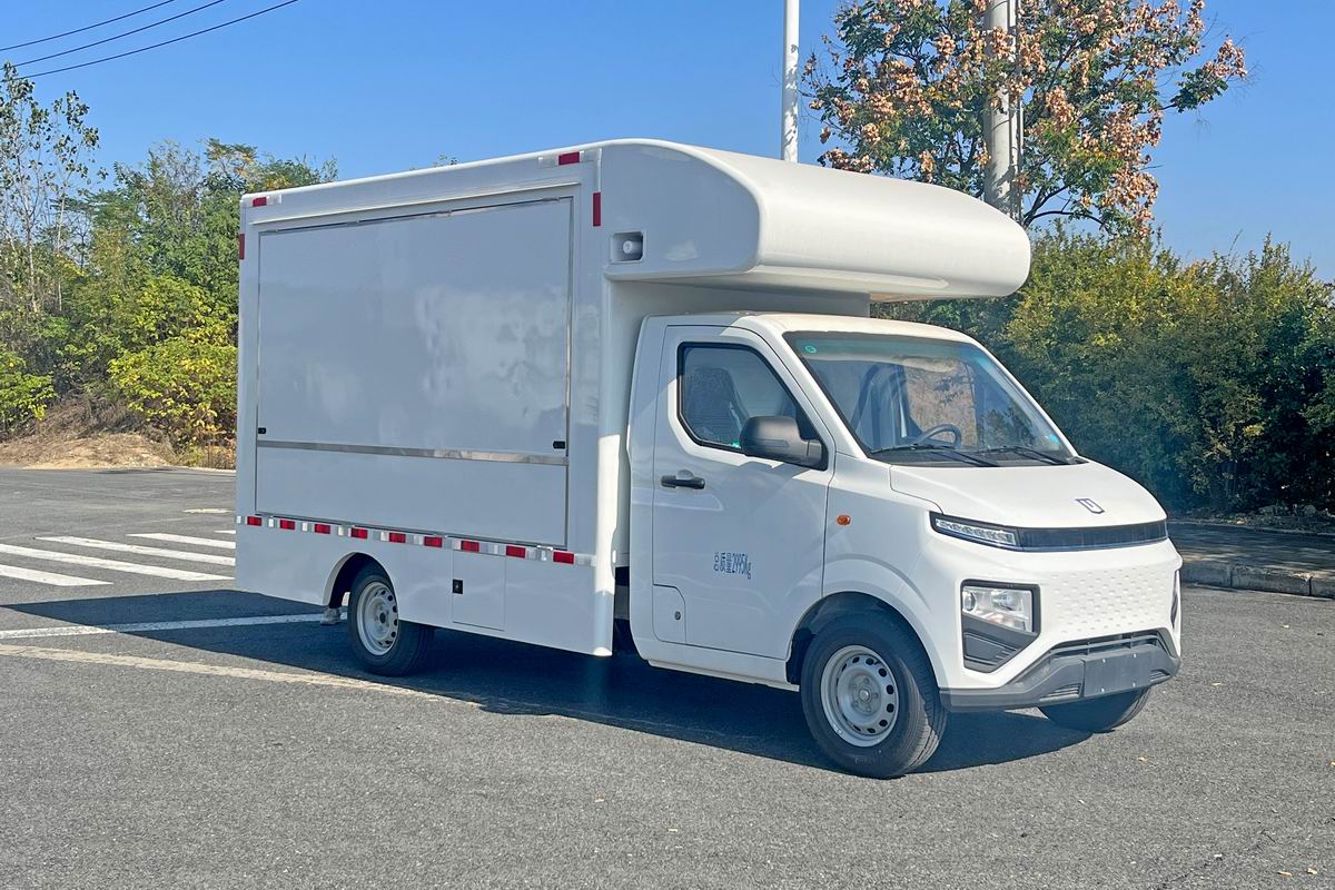 吉利純電動售貨車右前45度圖