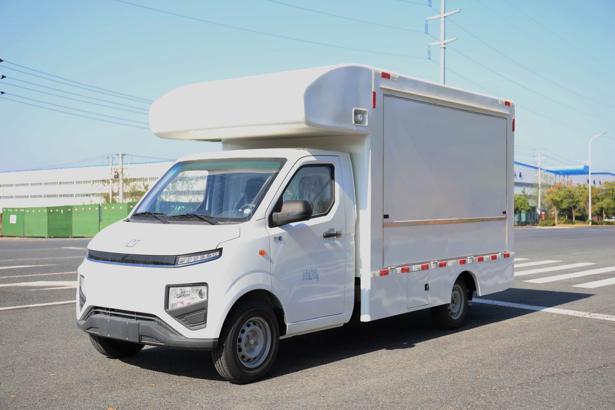 吉利純電動售貨車左前45度圖