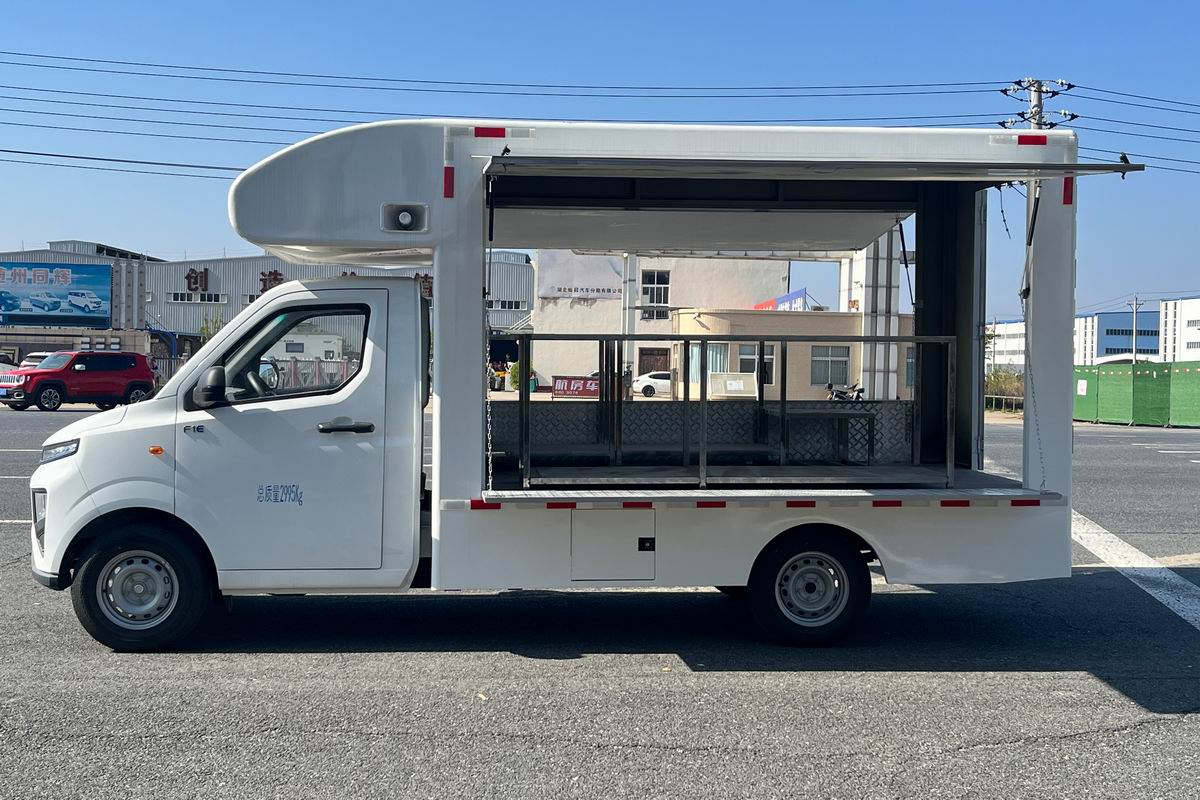 吉利純電動售貨車側(cè)面圖