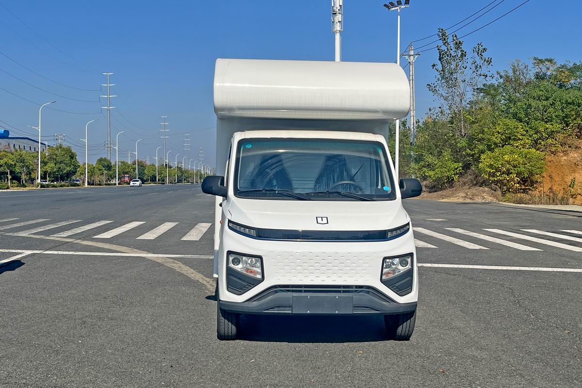 吉利純電動售貨車正前方圖