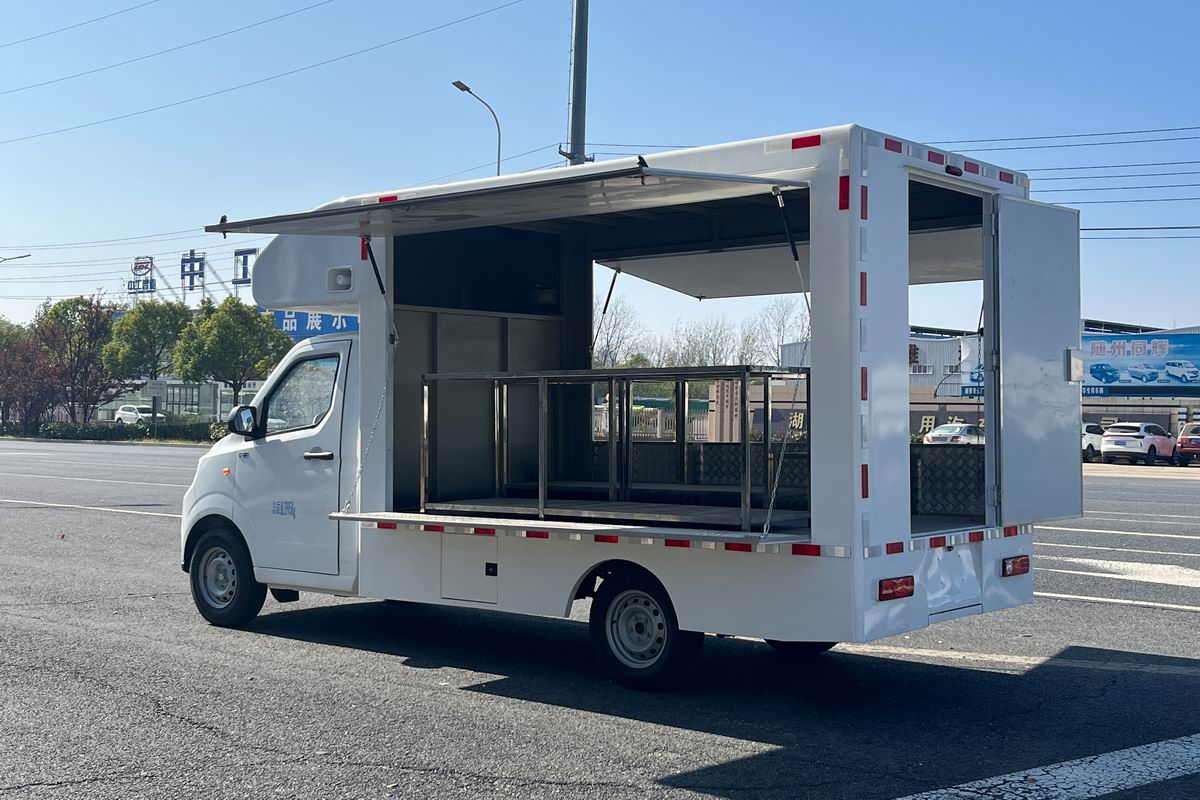 吉利純電動售貨車側(cè)后方圖