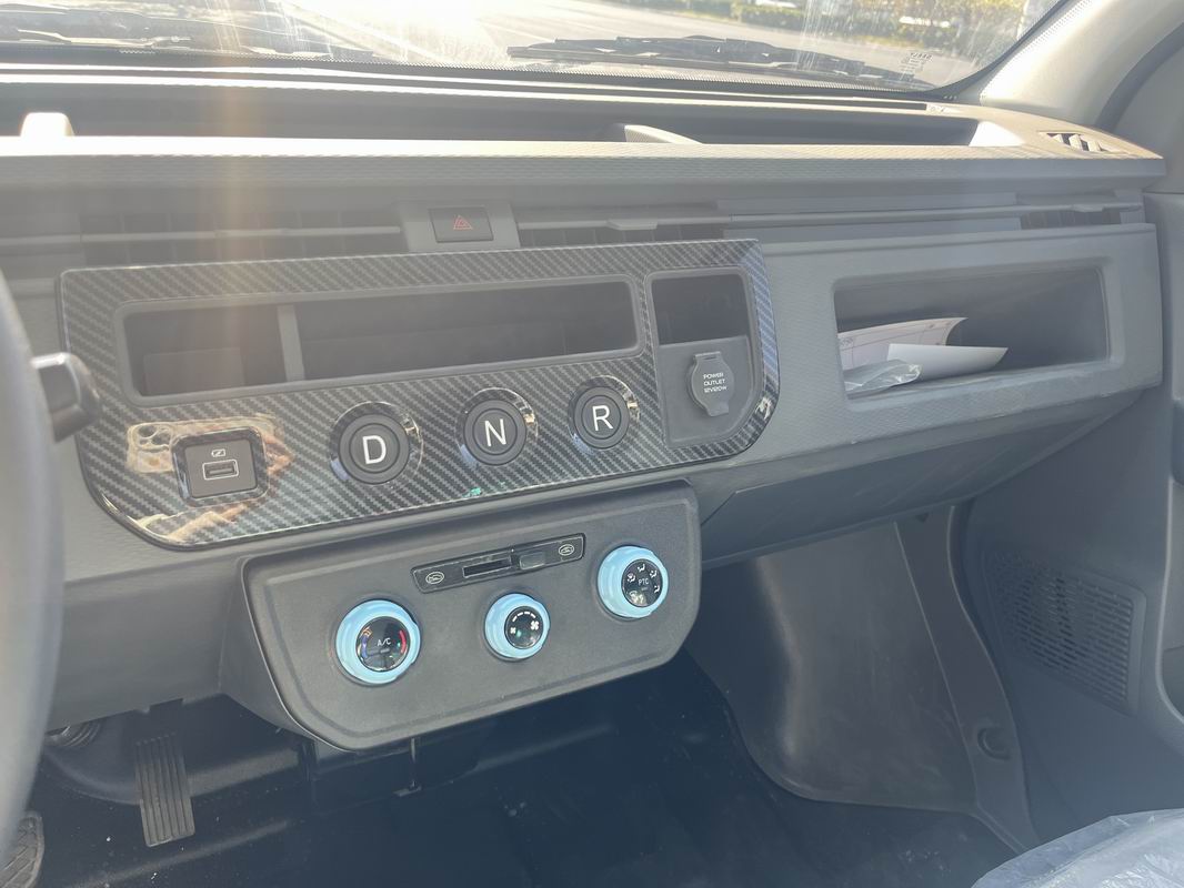 吉利純電動售貨車中控臺