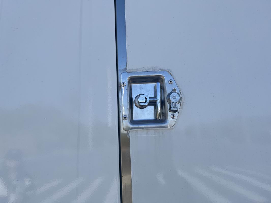 吉利純電動售貨車鎖緊裝置
