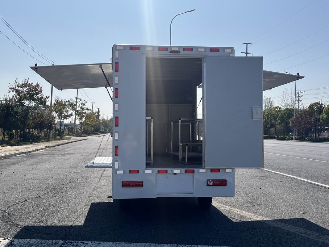吉利純電動售貨車上裝后開門
