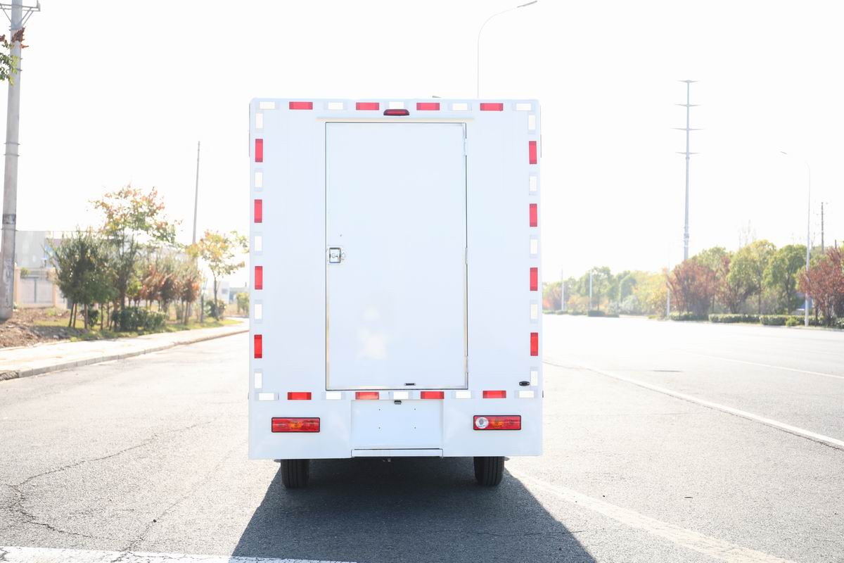 吉利純電動售貨車正后方圖