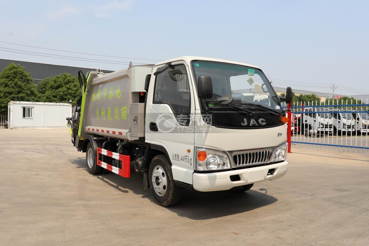 江淮康鈴H1藍(lán)牌壓縮垃圾車右前45度圖