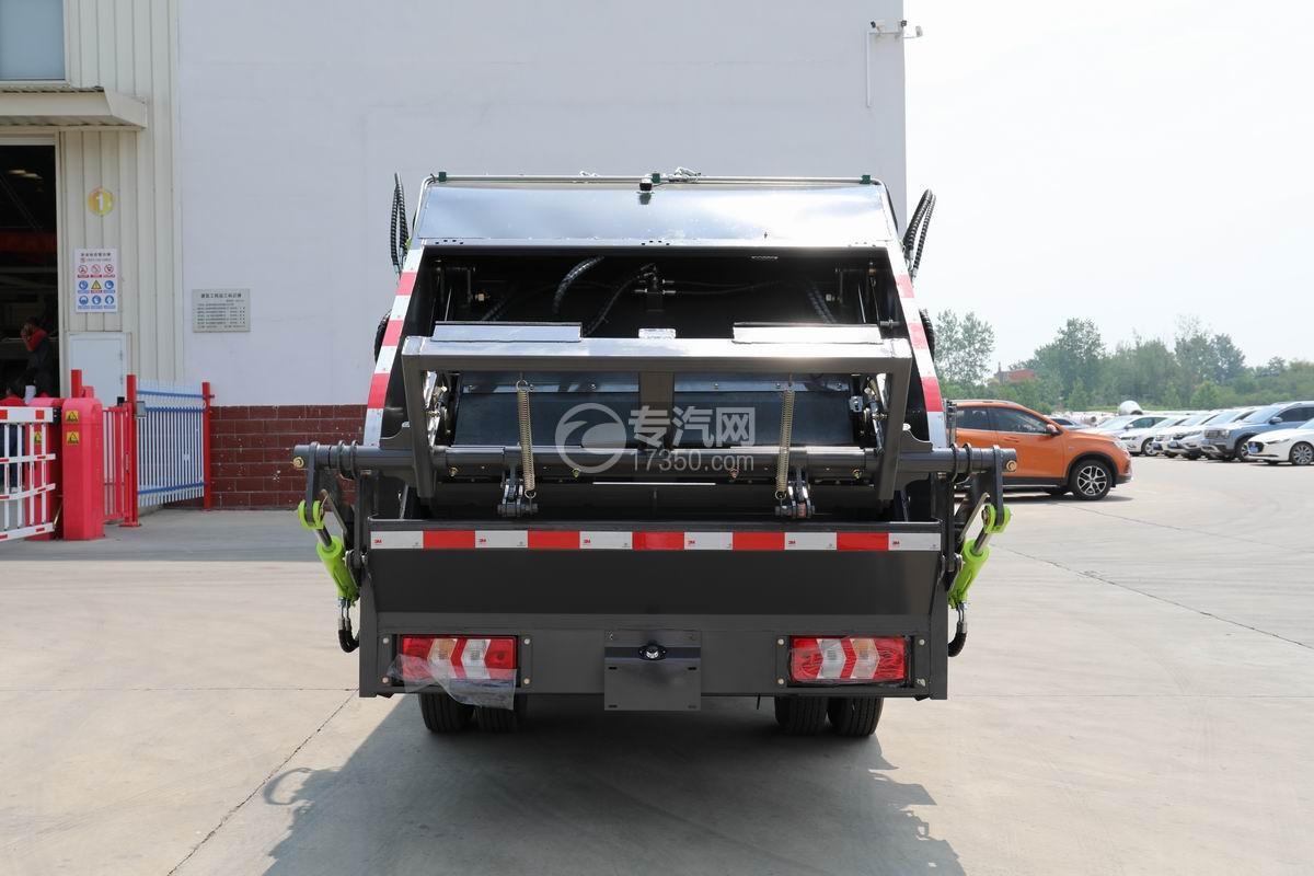 江淮康鈴H1藍(lán)牌壓縮垃圾車正后方圖