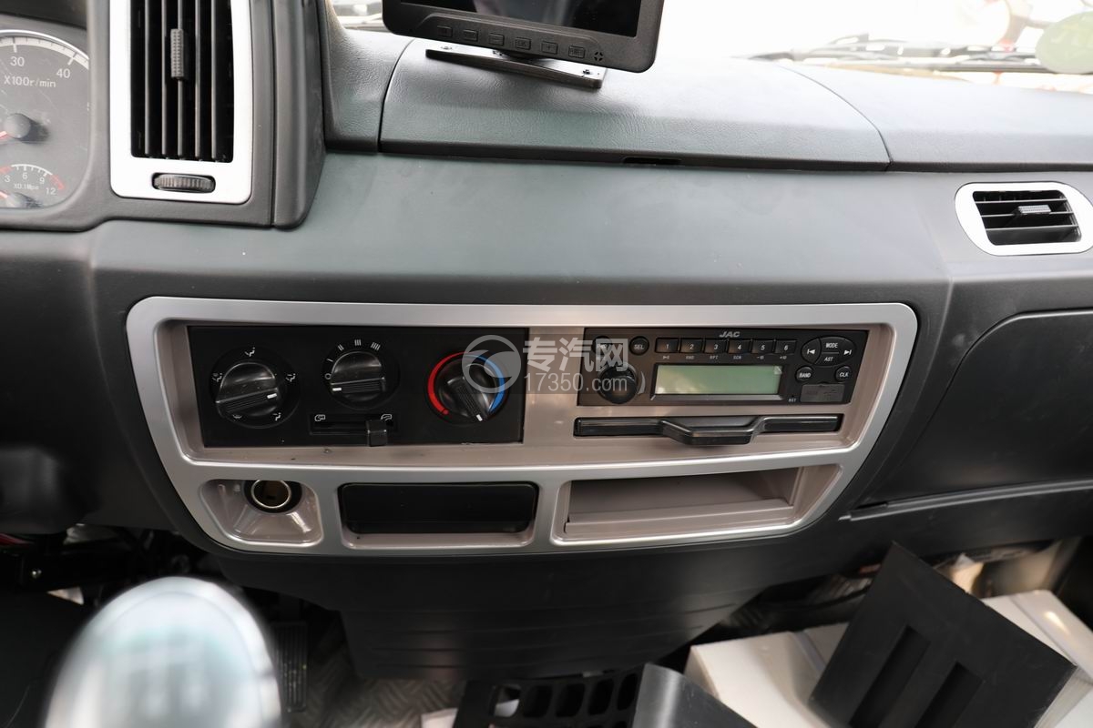 江淮康鈴H1藍(lán)牌壓縮垃圾車中控臺(tái)