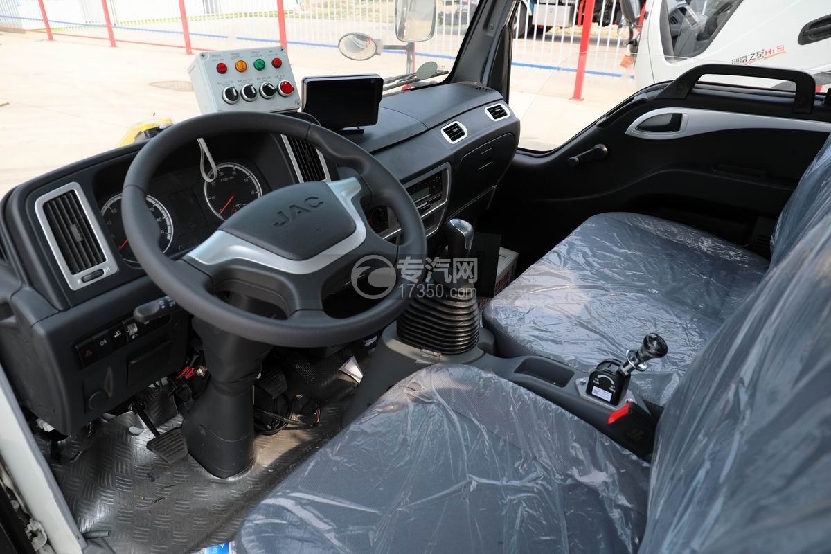 江淮康鈴H1藍(lán)牌壓縮垃圾車駛室細(xì)節(jié)圖