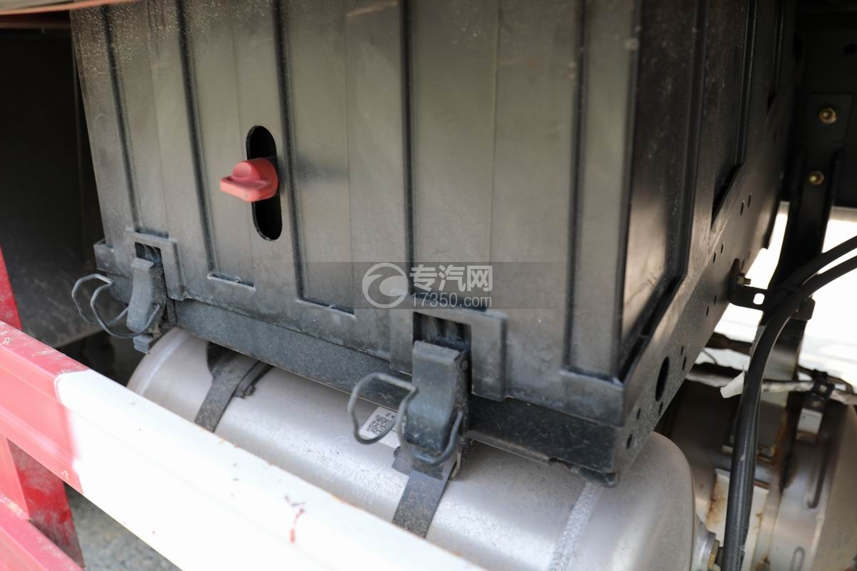陜汽軒德X9提升橋平板車(25噸)蓄電池