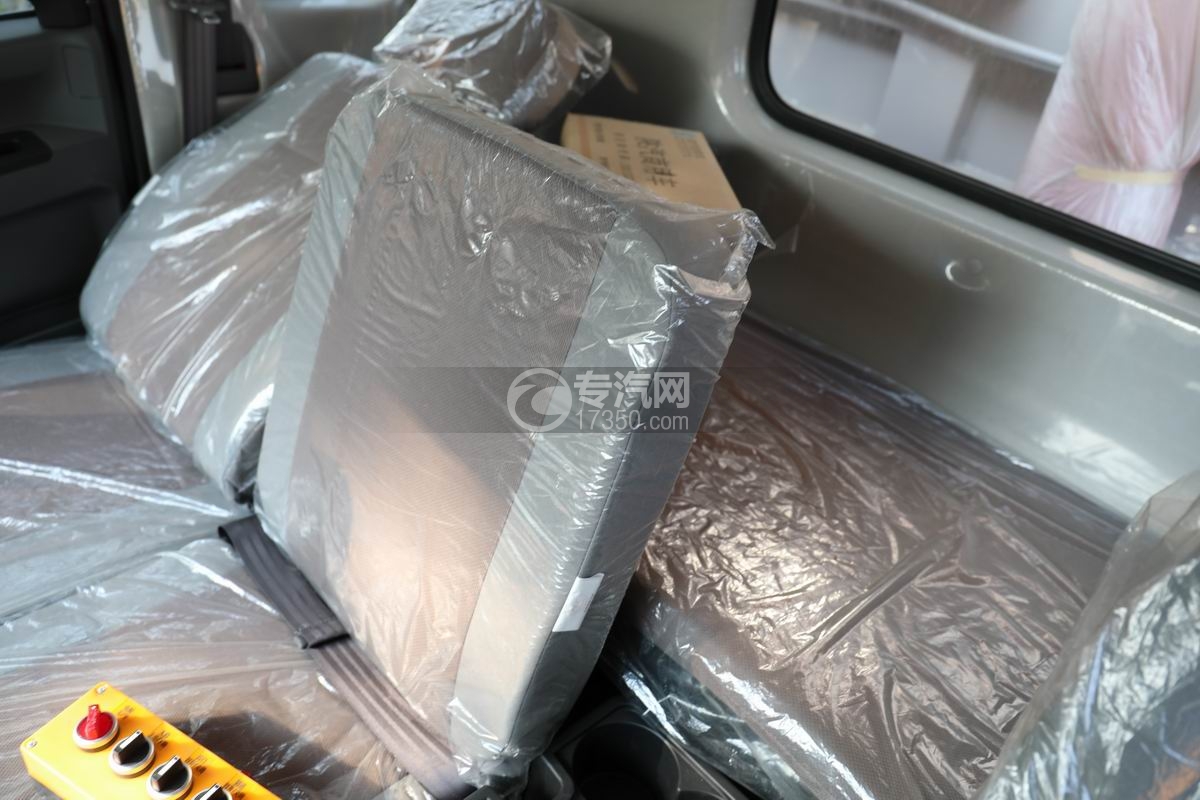 陜汽軒德X9提升橋自卸式垃圾車(chē)駕駛室雙排座椅