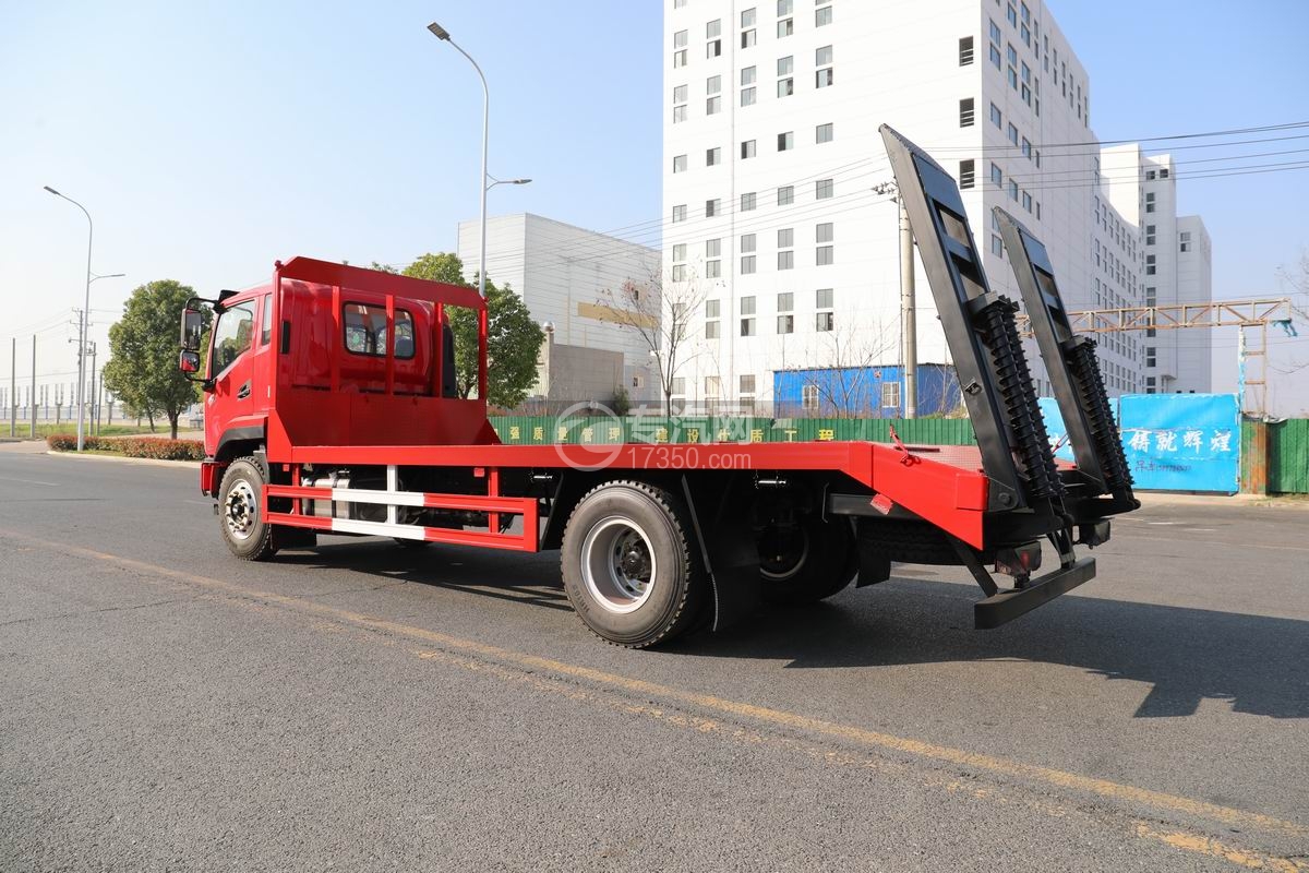 陜汽德龍G500平板運輸車側(cè)后方圖