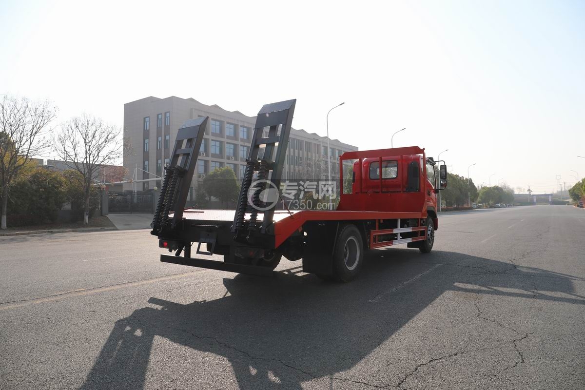 陜汽德龍G500平板運輸車側(cè)后方圖