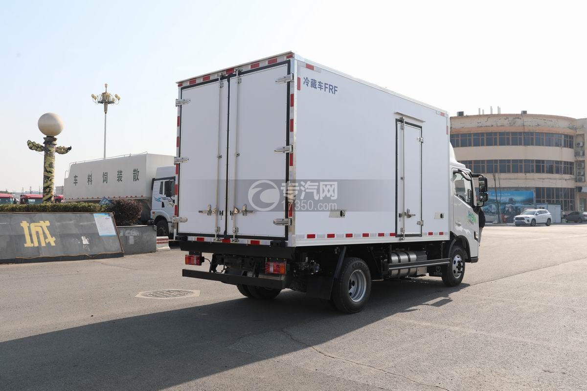 吉利遠(yuǎn)程星智H9M甲醇冷藏車側(cè)后方圖