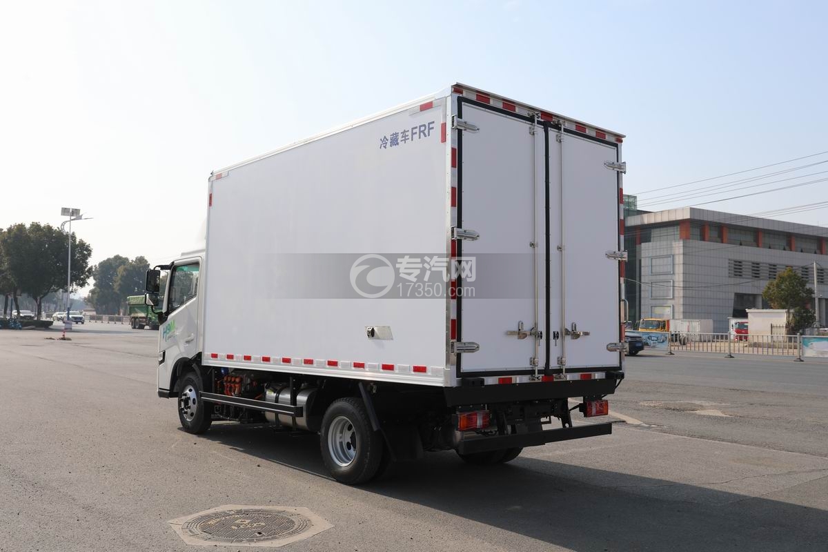吉利遠(yuǎn)程星智H9M甲醇冷藏車側(cè)后方圖
