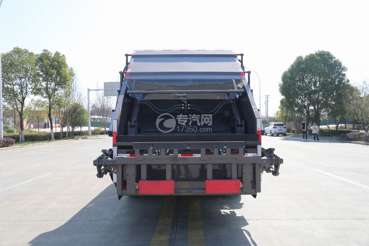 江淮駿鈴V7壓縮式垃圾車正后方圖