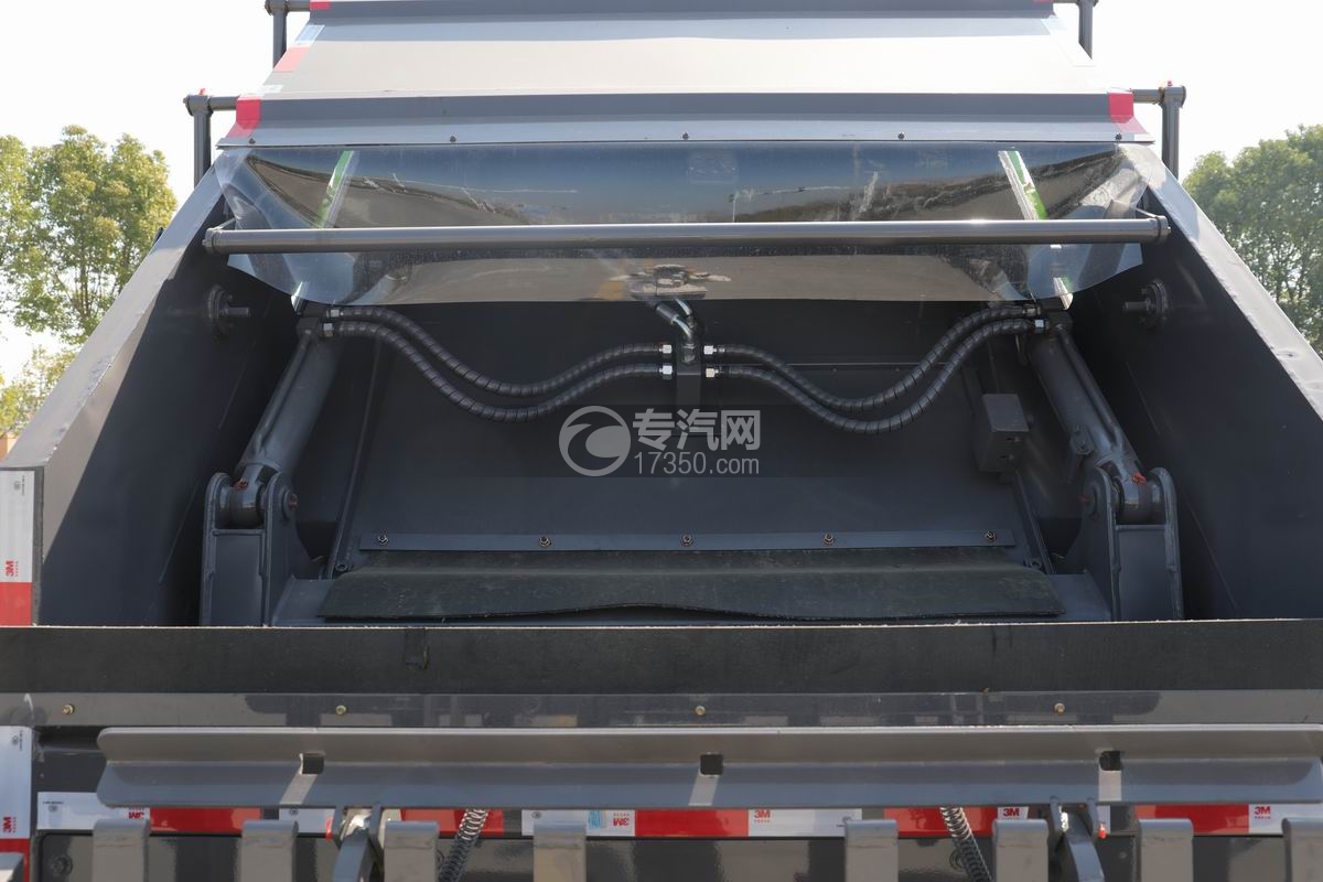 江淮駿鈴V7壓縮式垃圾車掛桶翻轉架