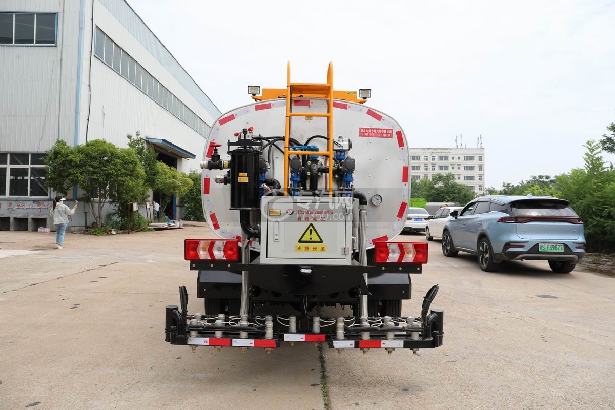 江淮康鈴智能瀝青灑布車后方圖