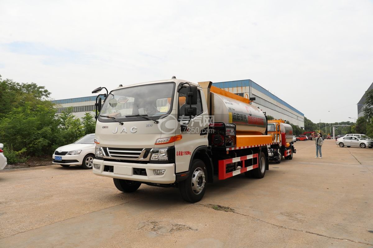 江淮駿鈴智能瀝青灑布車左前45度圖