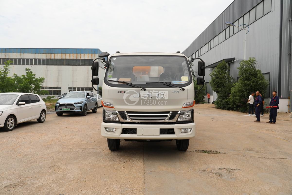 江淮駿鈴智能瀝青灑布車正前方圖