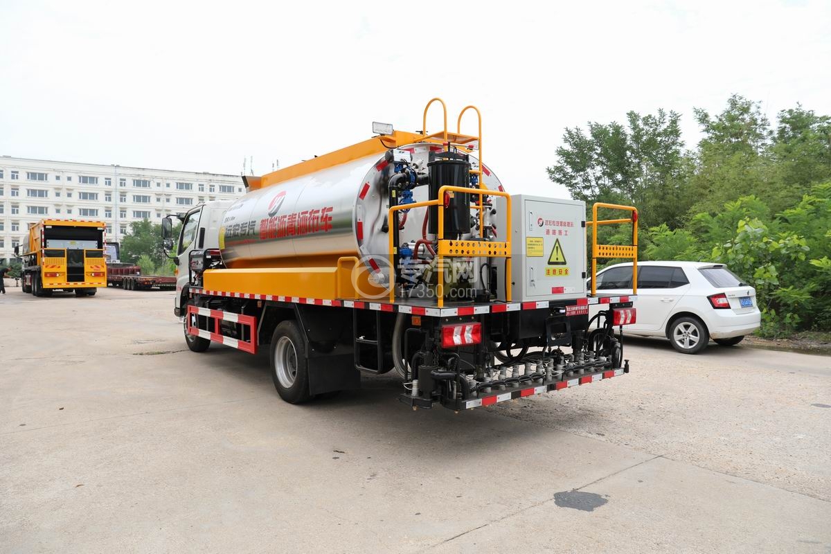 江淮駿鈴智能瀝青灑布車側后方圖