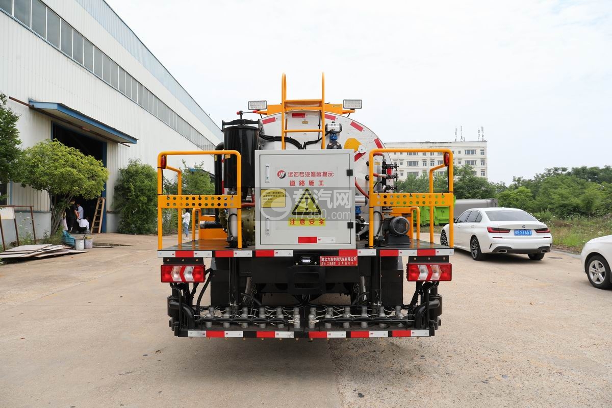 江淮駿鈴智能瀝青灑布車后方圖