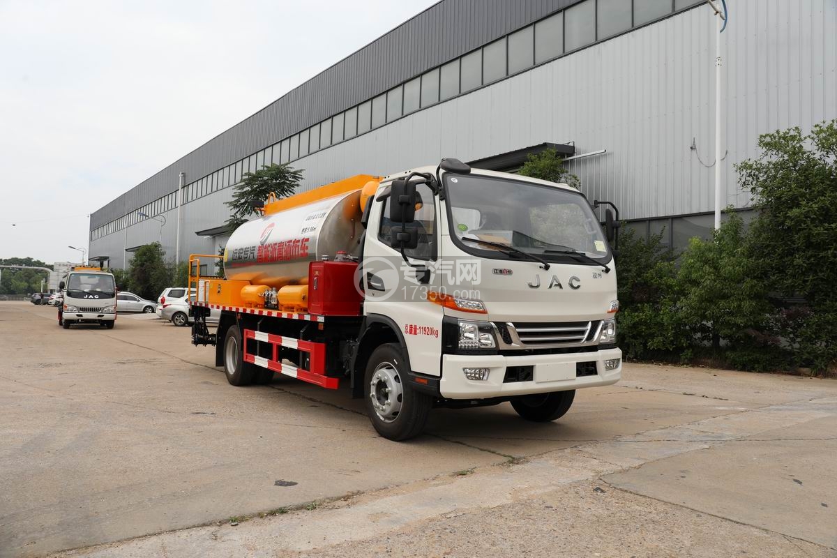 江淮駿鈴智能瀝青灑布車右前45度圖