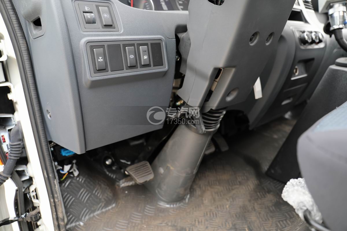 江淮駿鈴智能瀝青灑布車駕駛室細節圖