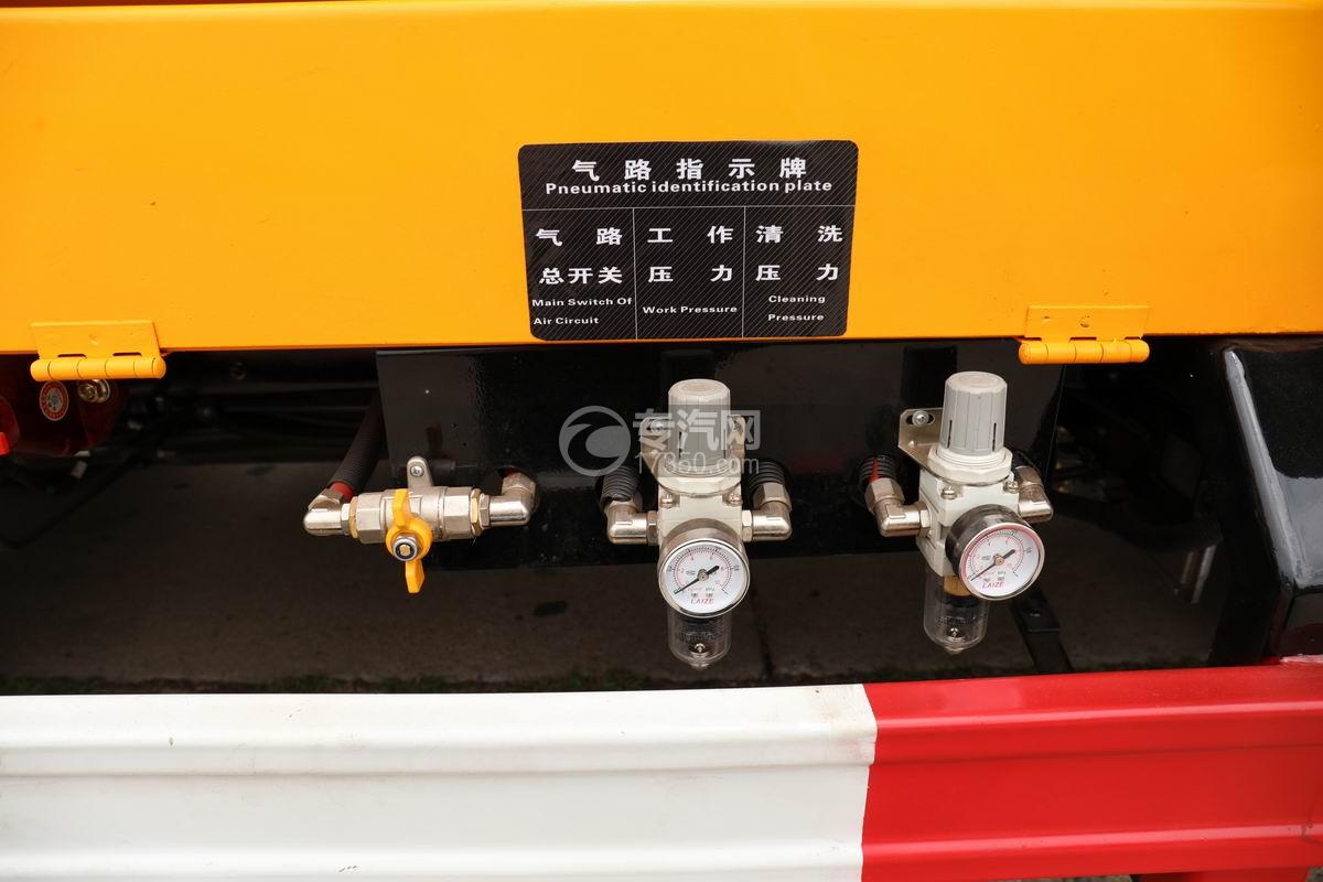 江淮駿鈴智能瀝青灑布車氣路指示牌