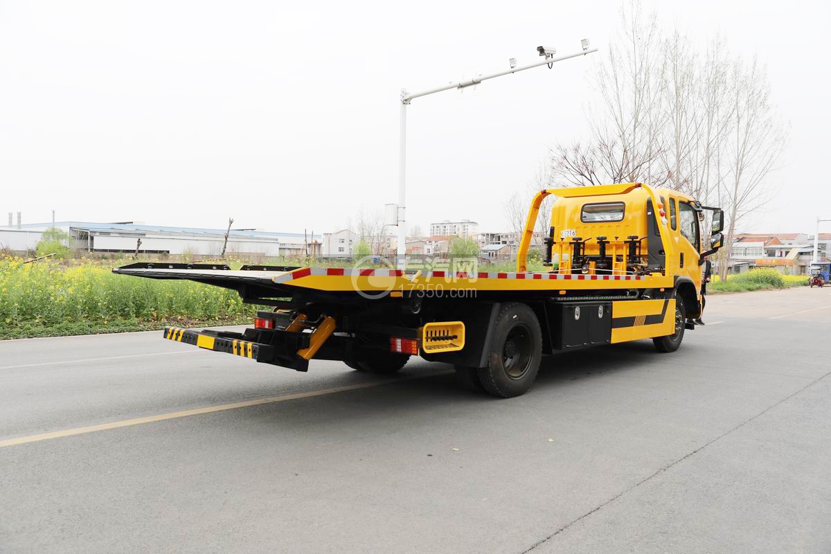 三環(huán)創(chuàng)客一拖二清障車 側(cè)后方圖