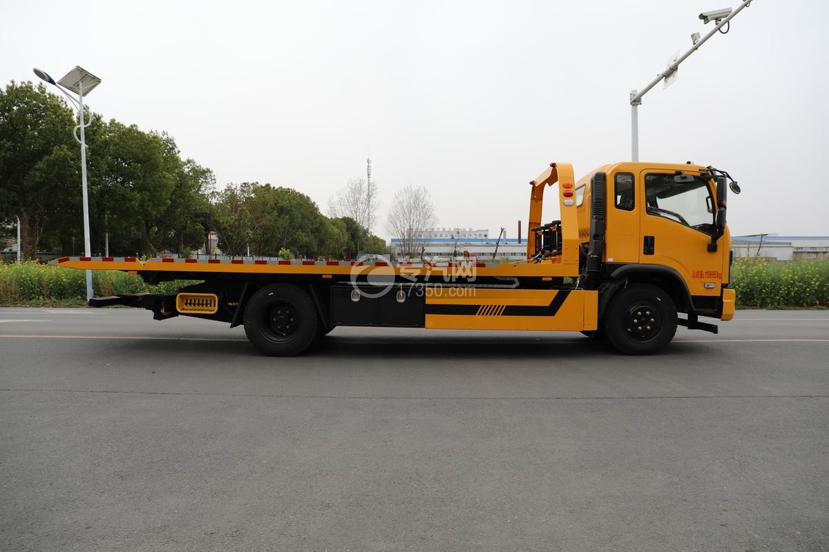 三環(huán)創(chuàng)客一拖二清障車 側(cè)后方圖